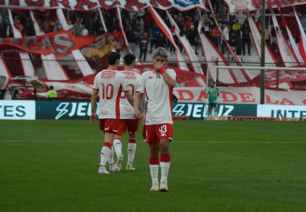 Huracán goleó a Lanús y quedó a tiro de la cima