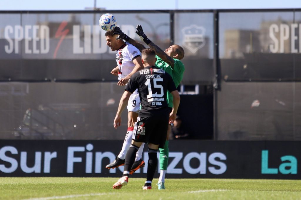 En un partidazo a puro gol, Riestra y Newell`s quedaron a mano