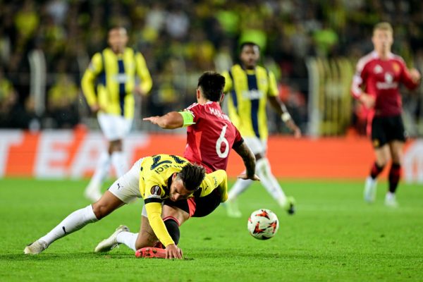 Manchester United no levanta cabeza y apenas empató ante Fenerbahçe