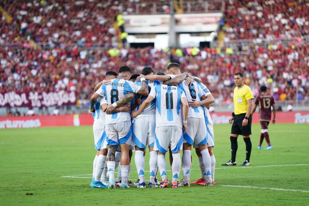 En un campo de juego complicado, Argentina empató ante Venezuela