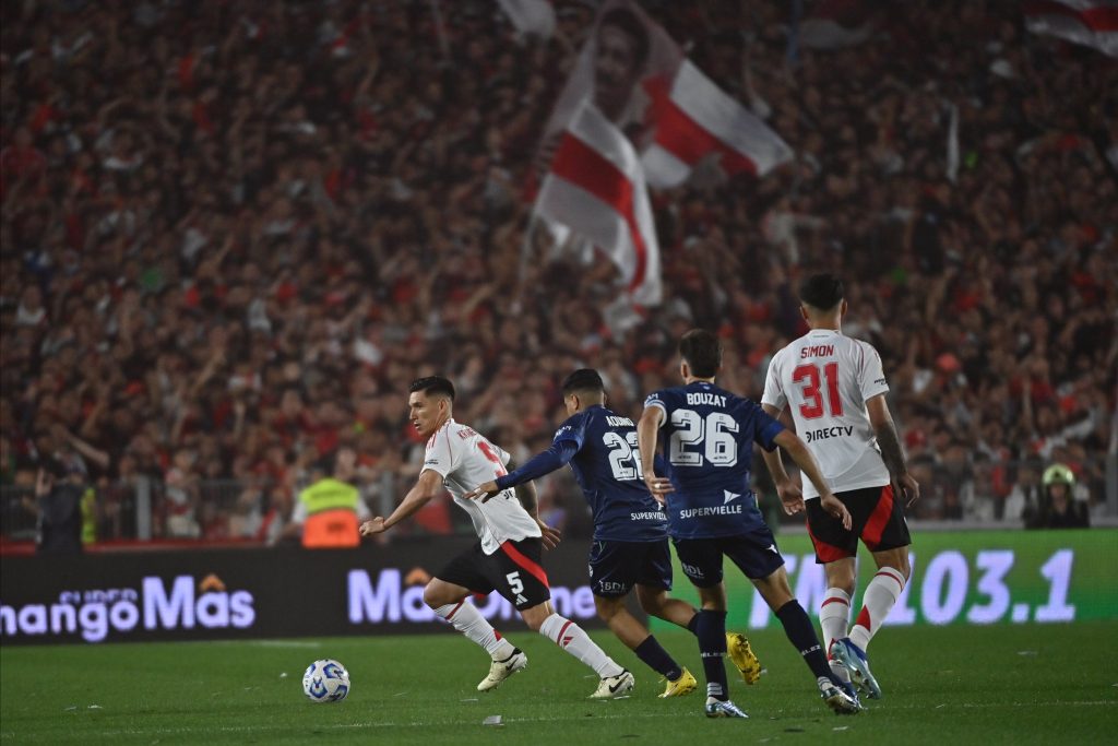 River y Vélez quedaron a mano en el Monumental