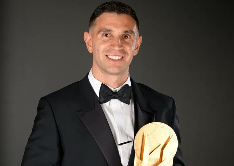 Por segundo año consecutivo, Dibu Martínez se quedó con el Trofeo Yashin
