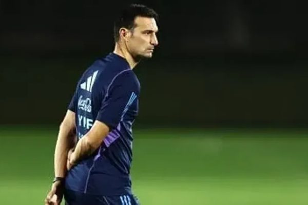 Scaloni prepara el equipo para visitar a Paraguay