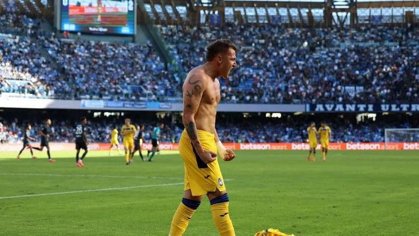 Con el aporte de Retegui, Atalanta derrotó a Napoli y es escolta