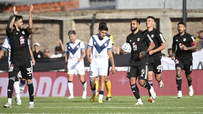 Vélez igualó ante Riestra y sigue como único puntero de la Liga Profesional