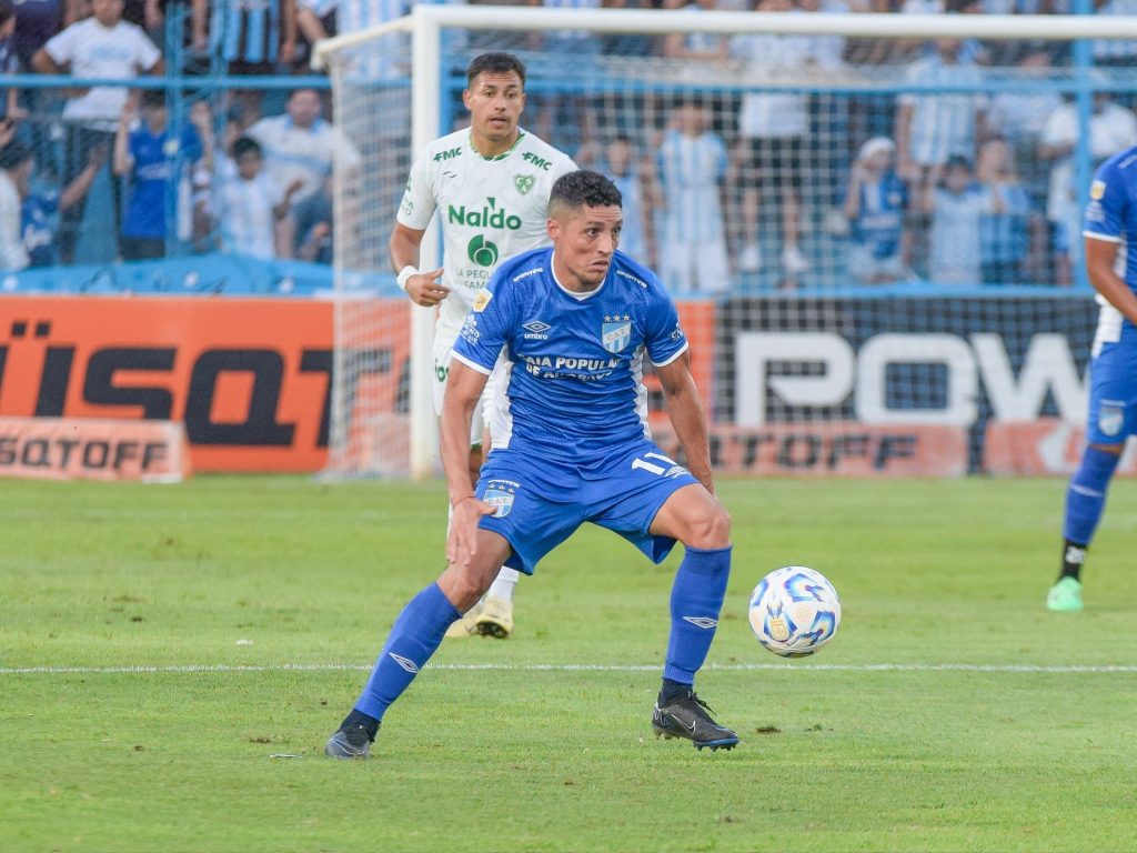 Atlético Tucumán derrotó a Sarmiento y se acercó a la cima