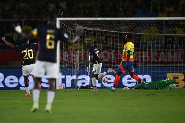 Ecuador lo aguantó con un menos y derrotó a Colombia