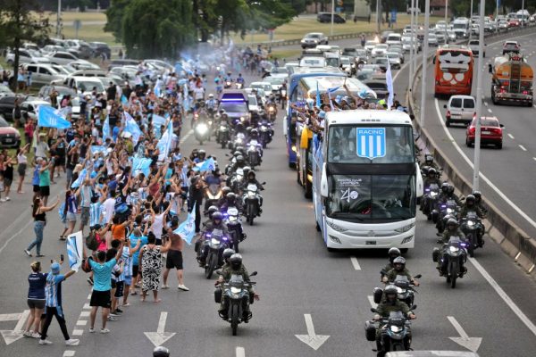 Racing regresó a Argentina y festejó con los hinchas la Sudamericana