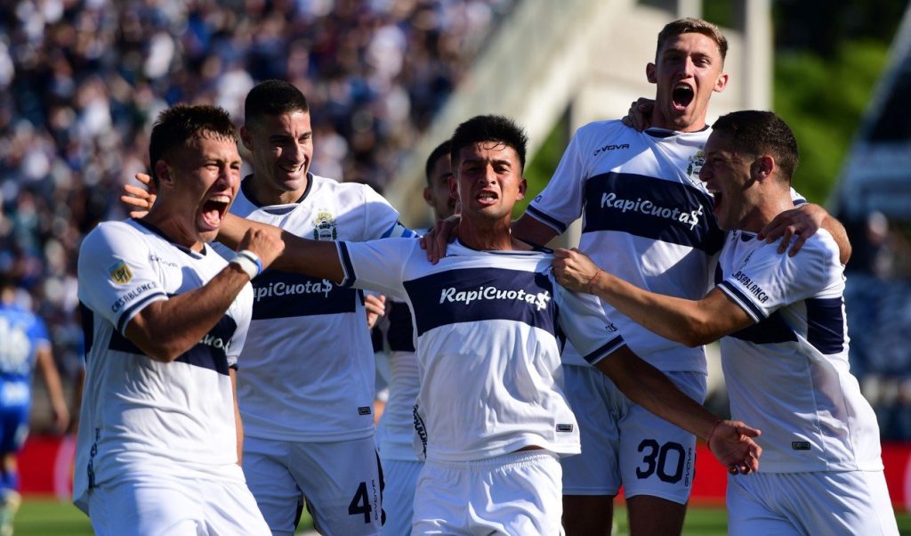 Gimnasia se hizo fuerte en el Bosque y venció a Atlético Tucumán