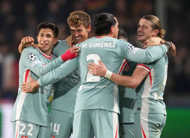 Con el aporte goleador de Álvarez y Correa, Atlético de Madrid ganó y sueña