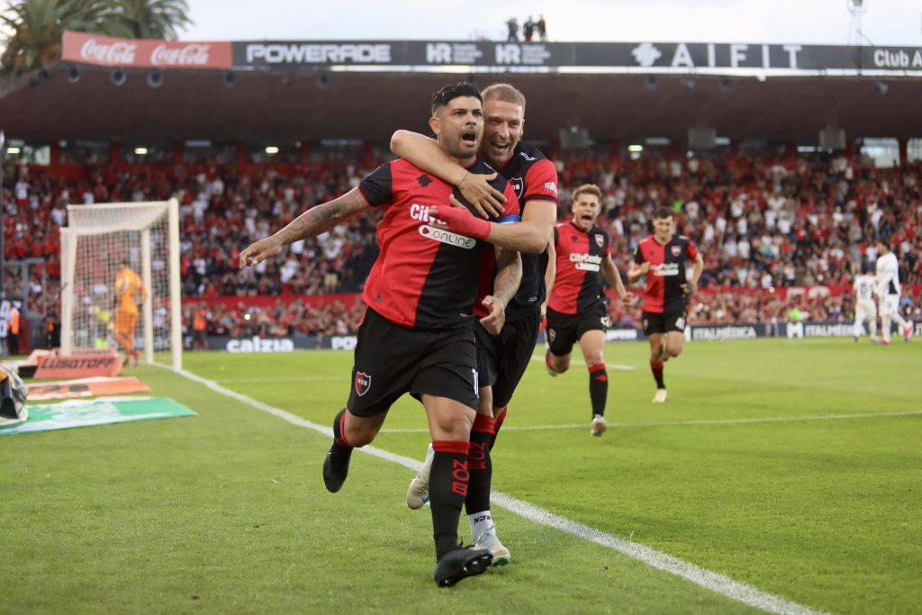 Newell`s se hizo fuerte de local y amargo a Independiente