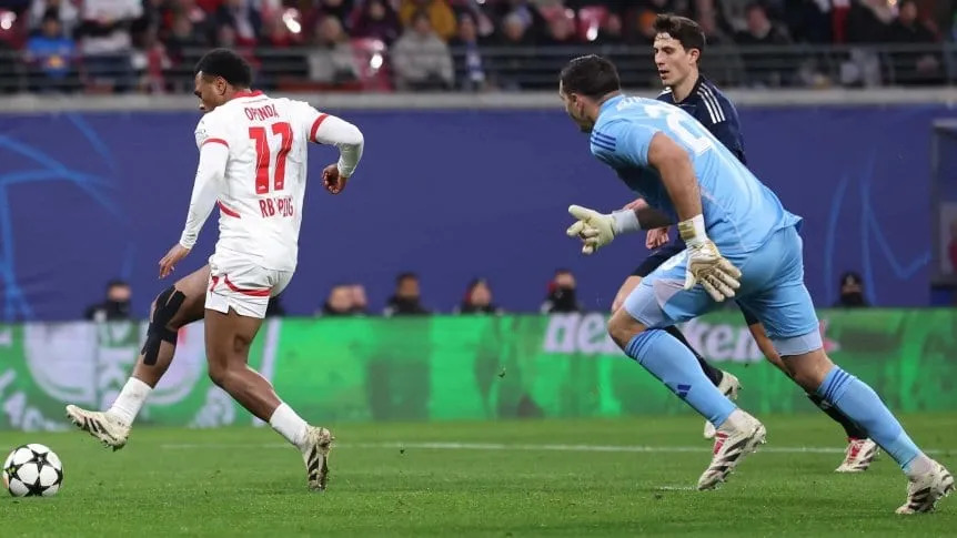 Con una gran actuación del Dibu Martínez, Aston Villa derrotó al Leipzig