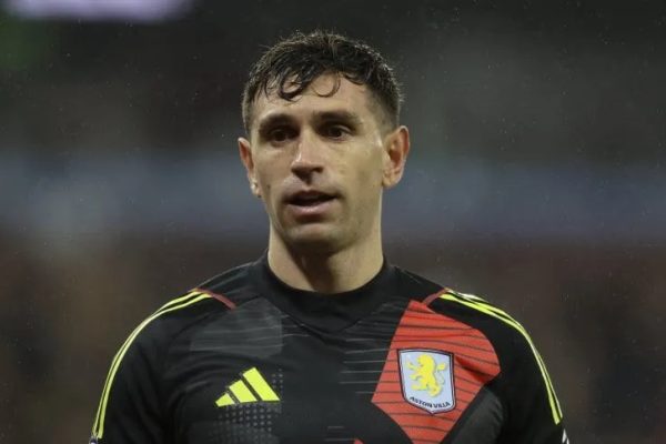 El Dibu Martínez atajó lesionado en la victoria del Aston Villa