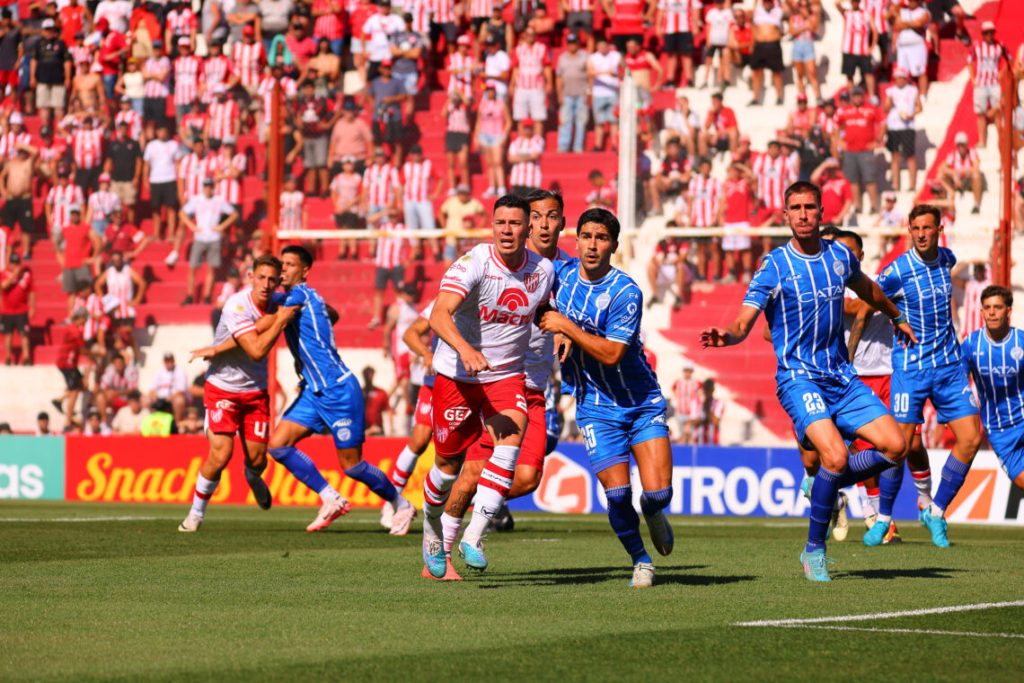 Godoy Cruz venció a Instituto y cerró el año con una sonrisa