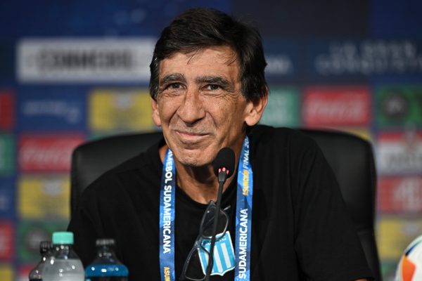 Racing atento: Santos está interesado en Costas