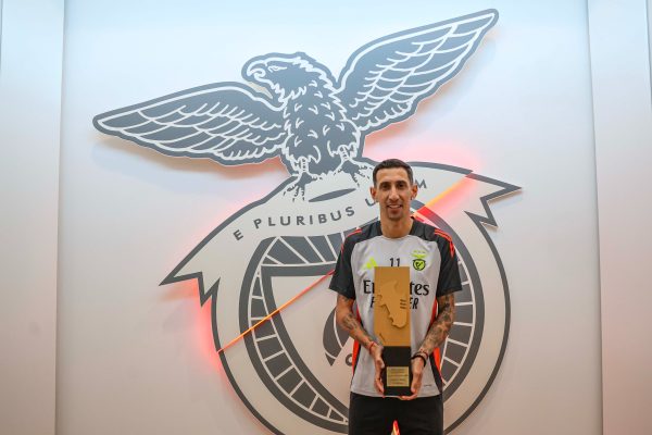 Otro más y van: Di María recibió un premio en Benfica