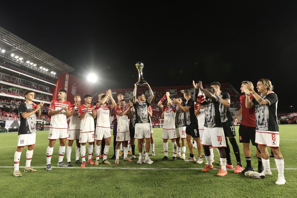 Con el debut de Medina, Estudiantes goleó a Racing de Montevideo