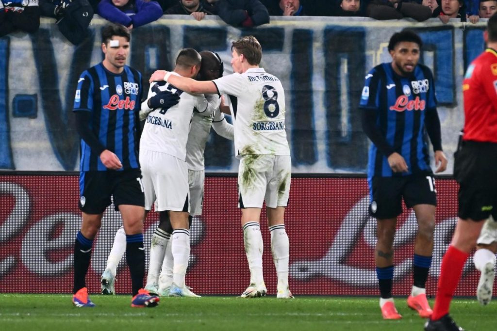 En un partido a puro gol, Napoli venció a Atalanta y sigue en lo más alto