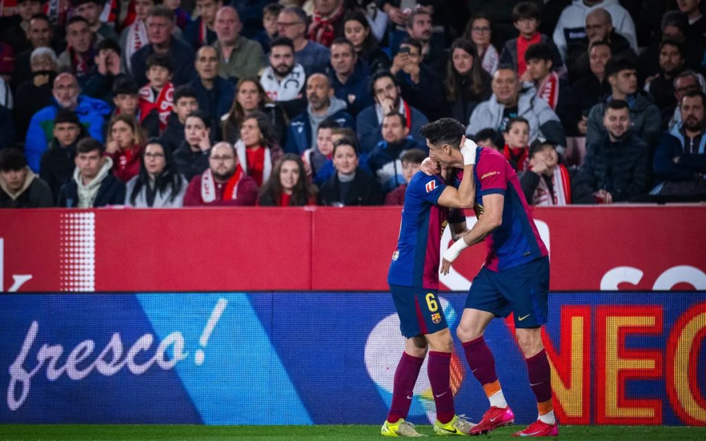 Barcelona goleó al Sevilla y puso La Liga al rojo vivo