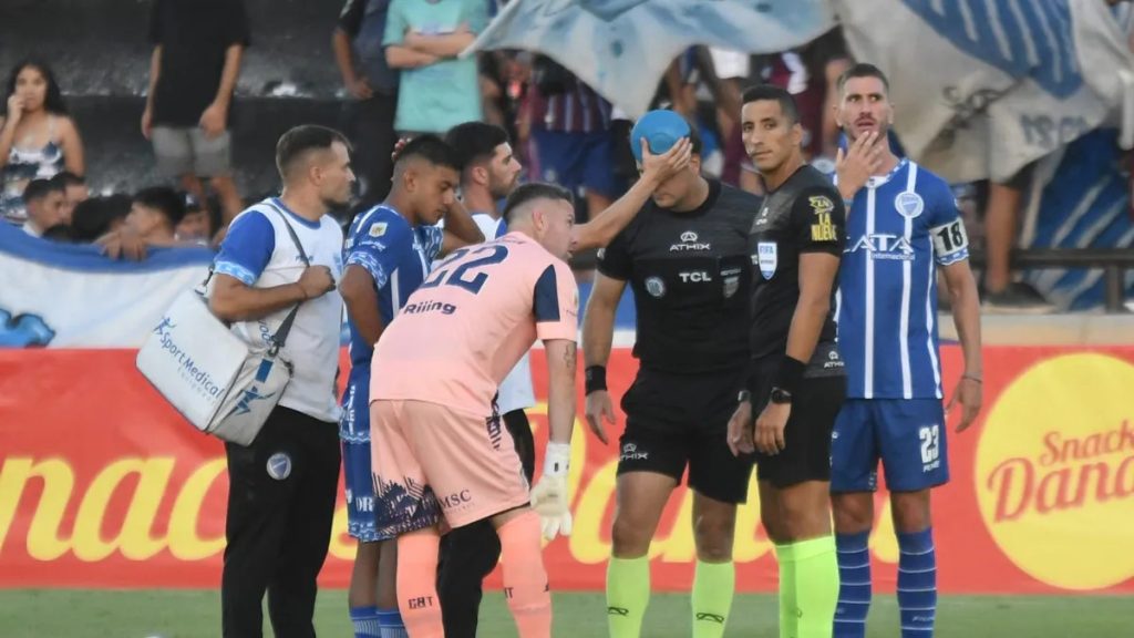 Vergüenza: por agresión al juez de linea se suspendió Godoy Cruz – Talleres