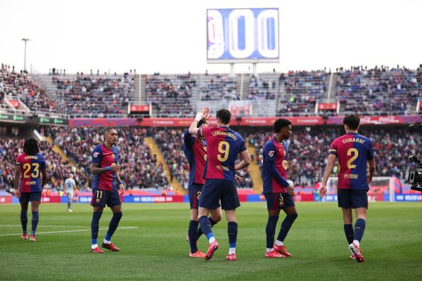 Barcelona venció a Alavés y da pelea en la Liga de España