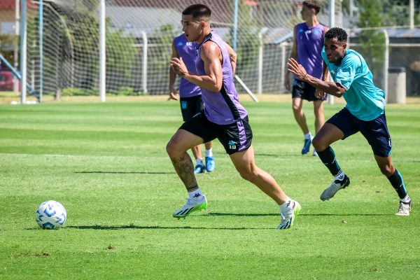 Costas evalúa cambiar el esquema para recibir a Boca