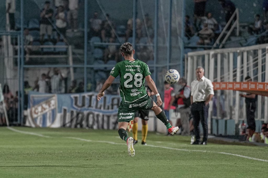 Sarmiento va por su primer triunfo frente al invicto Riestra