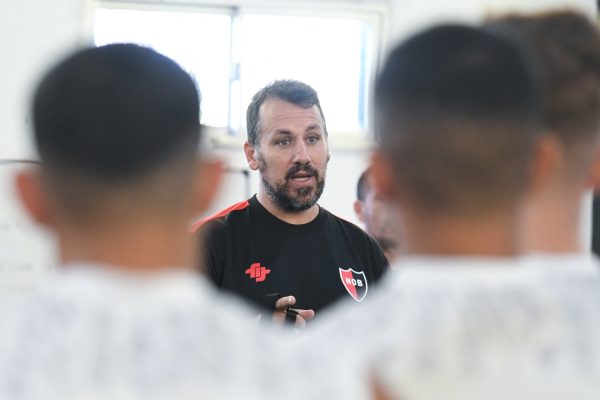Fabbiani dirigió su primer entrenamiento en Newell`s