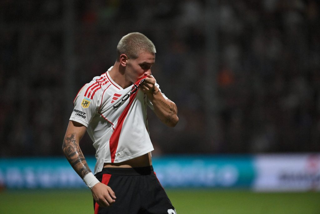 Con una ráfaga, River venció a San Martin y sigue en levantada