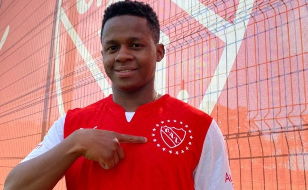 Malas noticias en Independiente: la FIFA lo inhibió