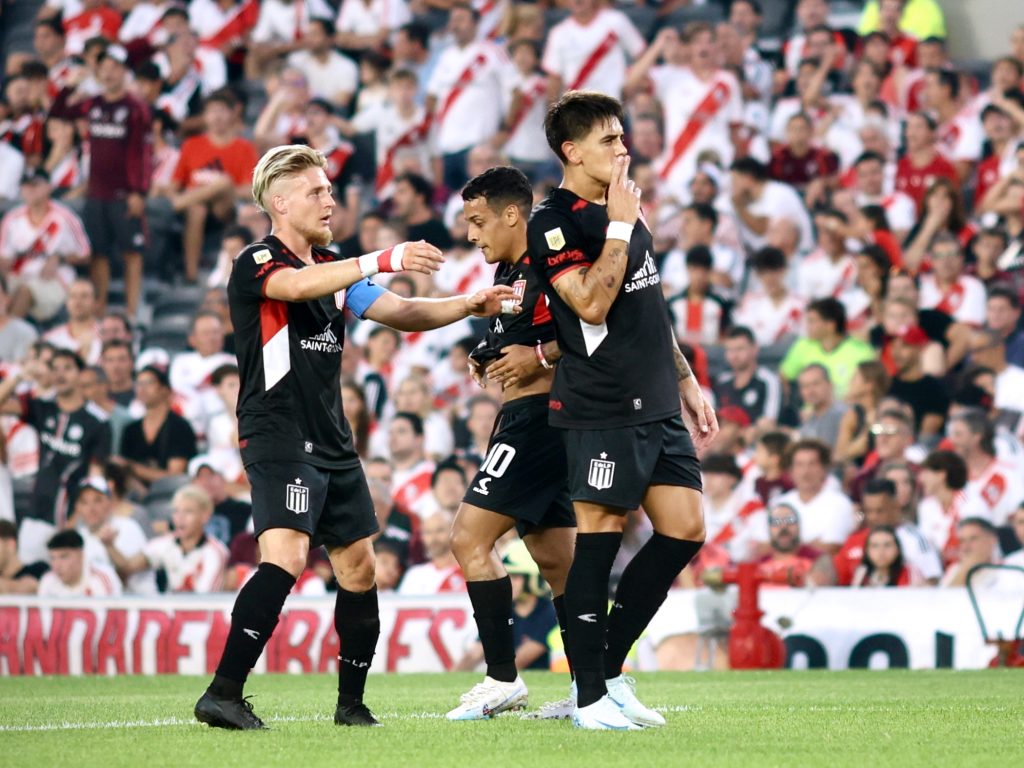 Estudiantes dio el golpe en el Monumental y dejó sin invicto a River