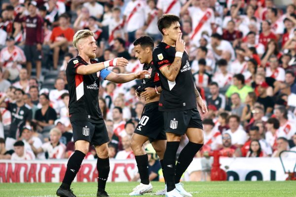 Estudiantes dio el golpe en el Monumental y dejó sin invicto a River