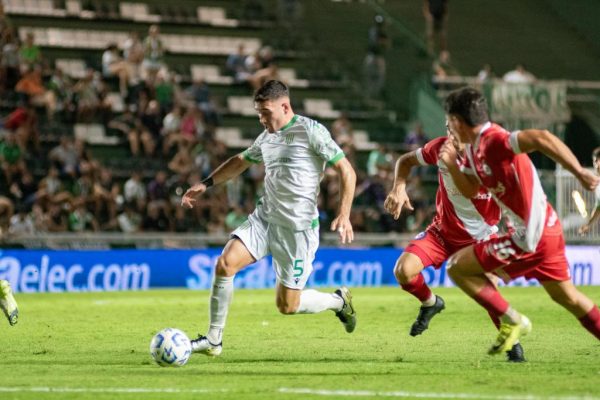 Argentinos le ganó a Banfield sobre el final y sigue en la cima de la Zona A