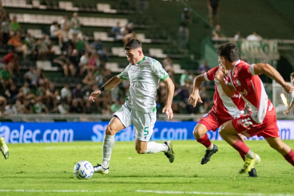 Argentinos le ganó a Banfield sobre el final y sigue en la cima de la Zona A