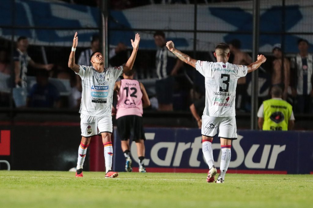En un partidazo, Deportivo Armenio dio el batacazo y eliminó a Talleres