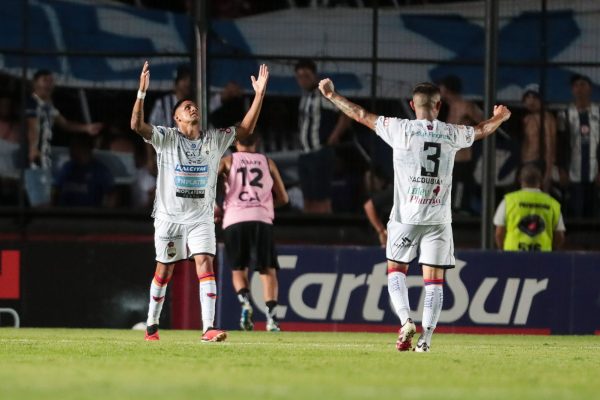 En un partidazo, Deportivo Armenio dio el batacazo y eliminó a Talleres
