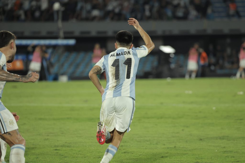 COn un golazo de Thiago Almada, Argentina venció a Uruguay y quedó a un paso del Mundial 2026