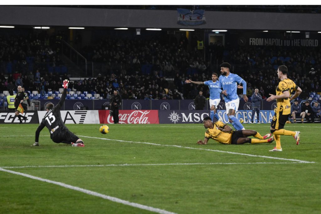 Napoli amargo al Inter sobre el final y la Serie A sigue al rojo vivo