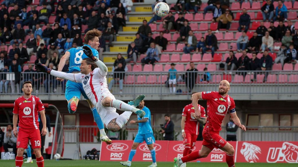 Napoli le ganó a Monza y alcanzó a Inter en la cima de la Serie A