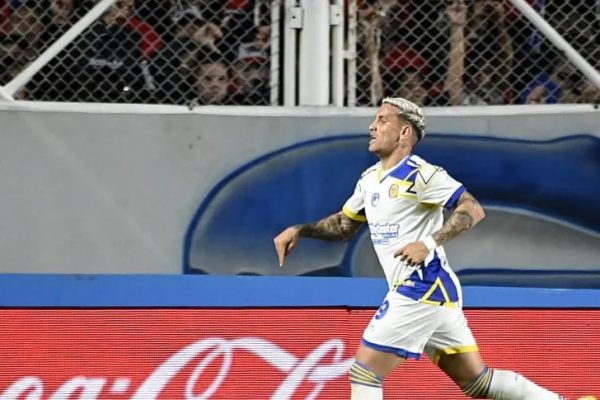 Sobre el final, Rosario Central derrotó a San Lorenzo y quedó en la cima del Grupo A