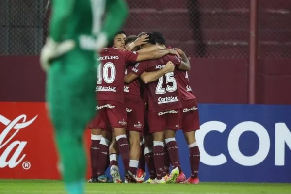 Lanús goleó a Melgar y se acomodó en el Grupo G