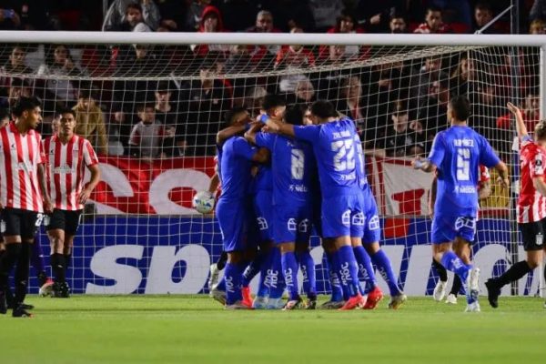 Estudiantes no supo cuidar la ventaja y perdió frente a Universidad de Chile