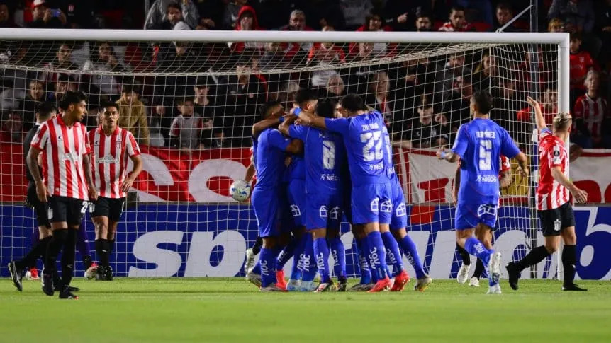 Estudiantes no supo cuidar la ventaja y perdió frente a Universidad de Chile