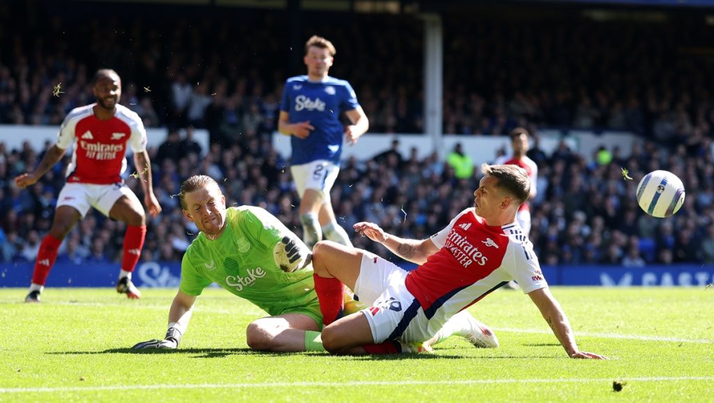 Arsenal no pudo ante Everton y le dejó servido el torneo al Liverpool