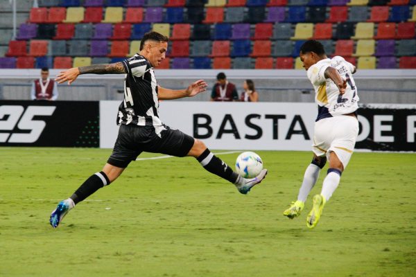 En su estreno internacional, Central Córdoba empató ante Liga de Quito