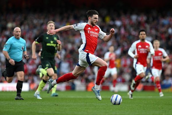 Arsenal no pudo frente a Brentford y se aleja de la cima
