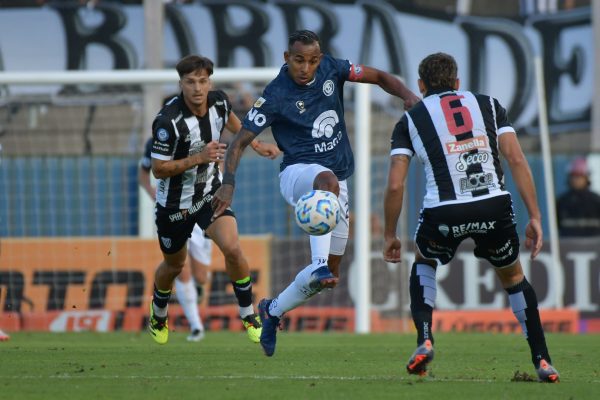 Independiente Rivadavia venció a Estudiantes de Caseros y sigue en la Copa Argentina