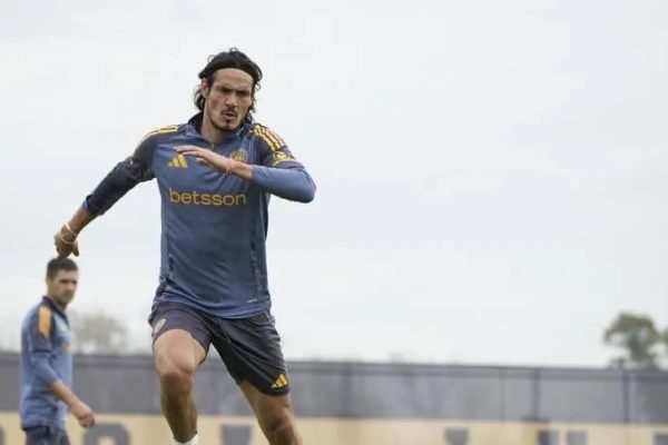 Con la vuelta de Cavani a los convocados, el equipo que piensa Herron para recibir a Independiente