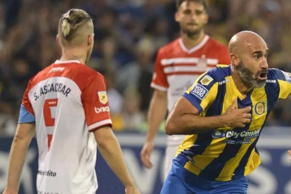 Sobre el final, Rosario Central golpeó a Estudiantes y sigue soñando