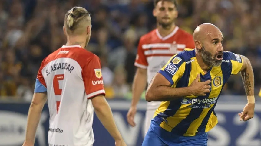 Sobre el final, Rosario Central golpeó a Estudiantes y sigue soñando